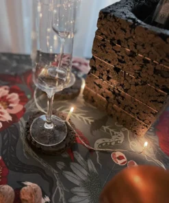 Cork Dark Bronze palackhűtő alátétek és Bronze bortartó az ünnepi asztalon