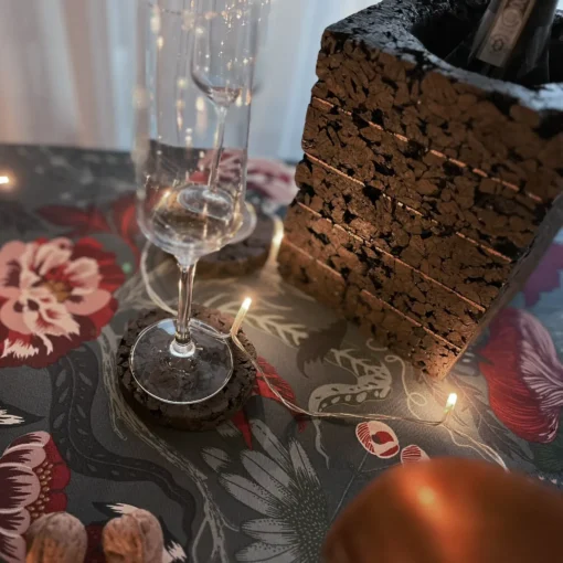 Cork Dark Bronze palackhűtő alátétek és Bronze bortartó az ünnepi asztalon