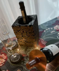 Cork Dark Bronze palackhűtő alátétek és Bronze bortartó az ünnepi asztalon